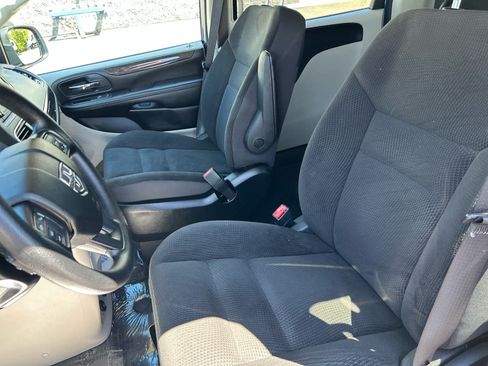 Used 2019 Dodge Grand Caravan SE w/ UConnect Hands-Free Group FWD image 12
