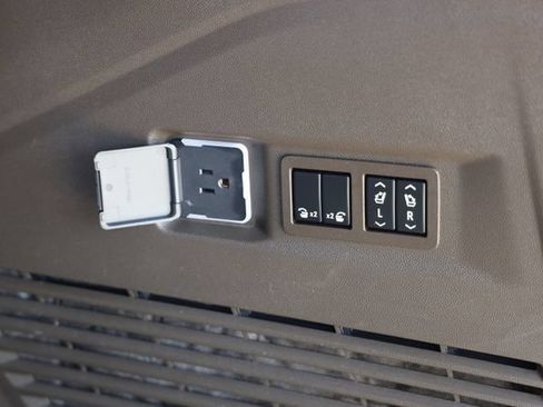 Used 2025 GMC Yukon Elevation AWD/4WD image 25