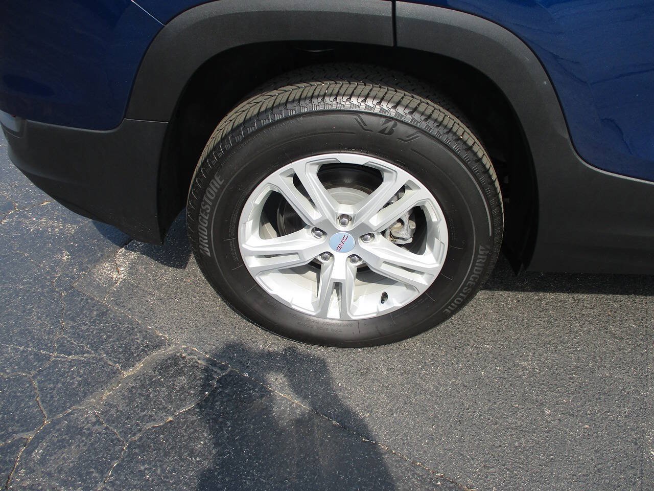 Used 2023 GMC Terrain SLE w/ Driver Convenience Package AWD/4WD image 4