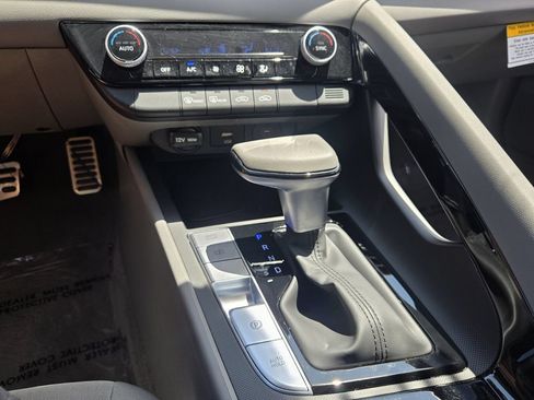 Certified 2025 Hyundai Elantra SEL FWD image 17