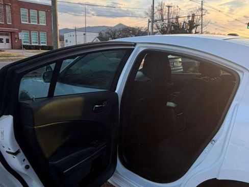 Used 2014 Dodge Charger SXT image 19