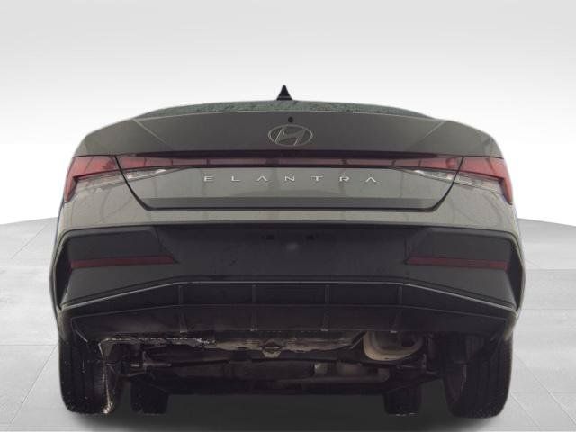 Used 2024 Hyundai Elantra SEL FWD image 7