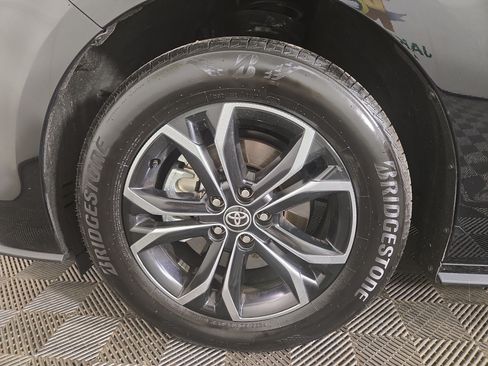 Used 2026 Toyota Sienna Platinum AWD/4WD image 39