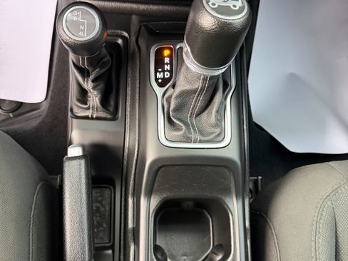 Used 2018 Jeep Wrangler Unlimited Sahara image 16