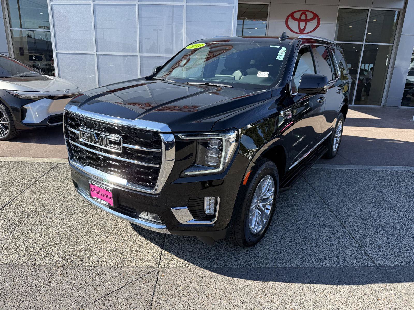 Used 2024 GMC Yukon SLT w/ SLT Luxury Package AWD/4WD image 2