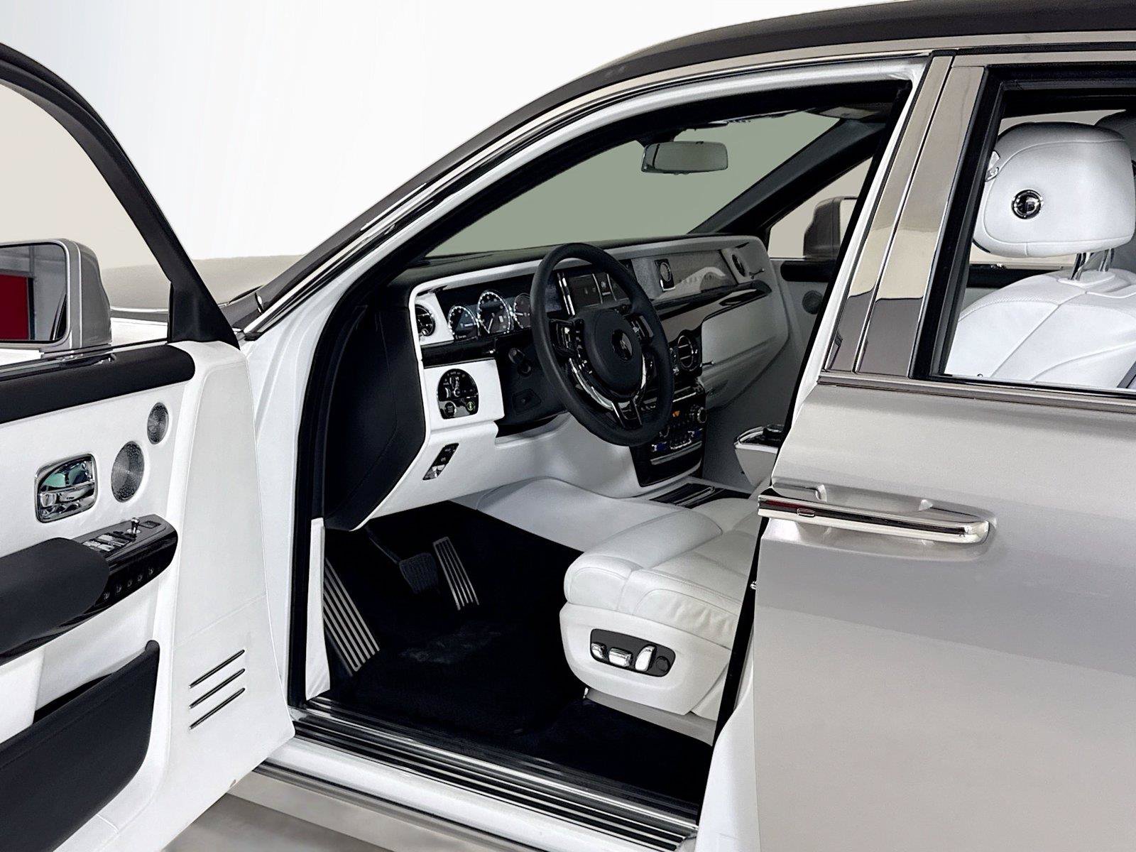 Used 2023 Rolls-Royce Phantom Sedan RWD image 11