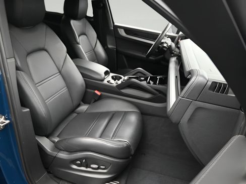 Certified 2025 Porsche Cayenne S AWD/4WD image 12