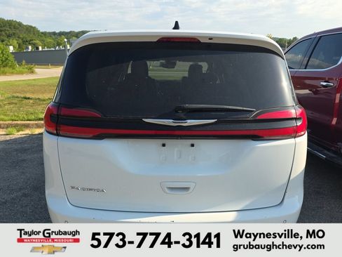Used 2023 Chrysler Pacifica Touring-L FWD image 5