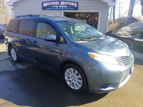 Used 2013 Toyota Sienna LE w/ Towing Pkg image 3