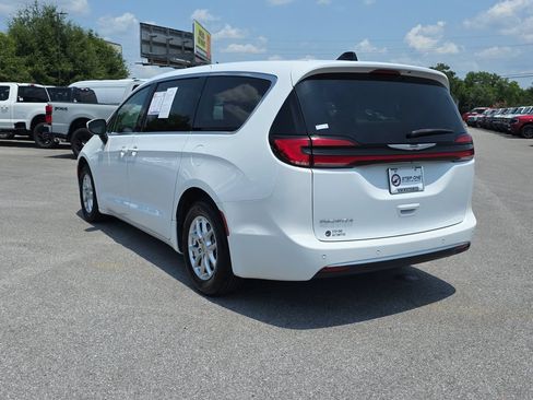 Used 2023 Chrysler Pacifica Touring-L FWD image 5