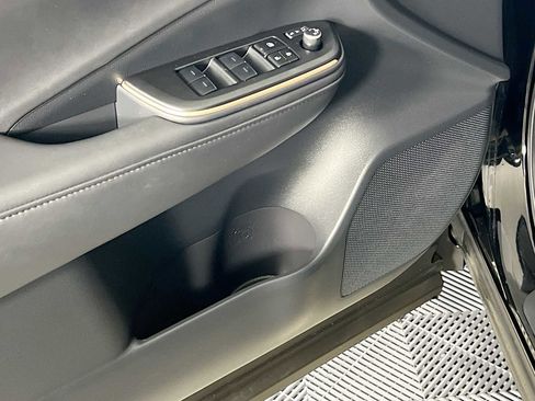 Used 2023 Toyota Crown Limited image 19