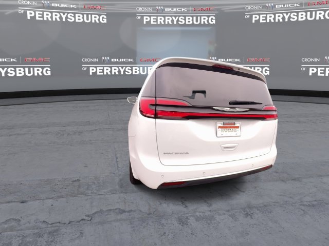 Used 2022 Chrysler Pacifica Touring-L w/ Uconnect Theater Family Group FWD image 7