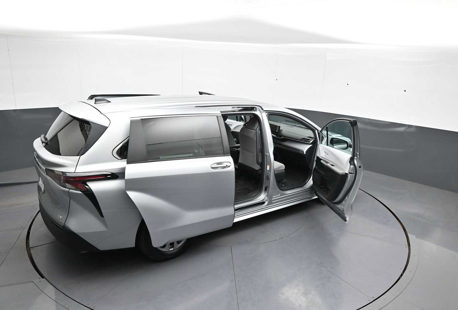Used 2025 Toyota Sienna LE FWD image 45