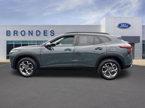 Used 2025 Chevrolet Trax LT FWD image 1