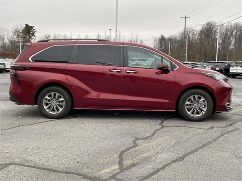 Certified 2023 Toyota Sienna XLE image 6