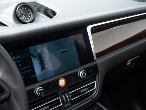 Certified 2025 Porsche Macan AWD/4WD image 28