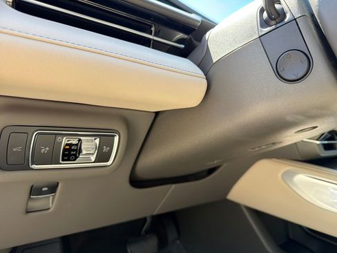 Used 2025 Lincoln Nautilus Premier AWD/4WD image 17