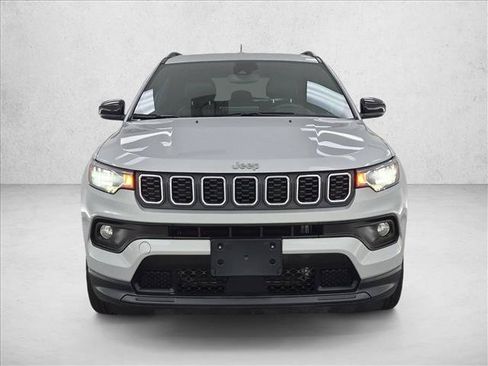 Used 2024 Jeep Compass Latitude AWD/4WD image 2