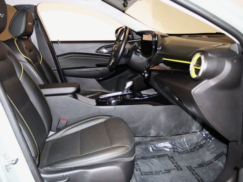 Used 2025 Chevrolet Trax ACTIV w/ Sunroof Package FWD image 59