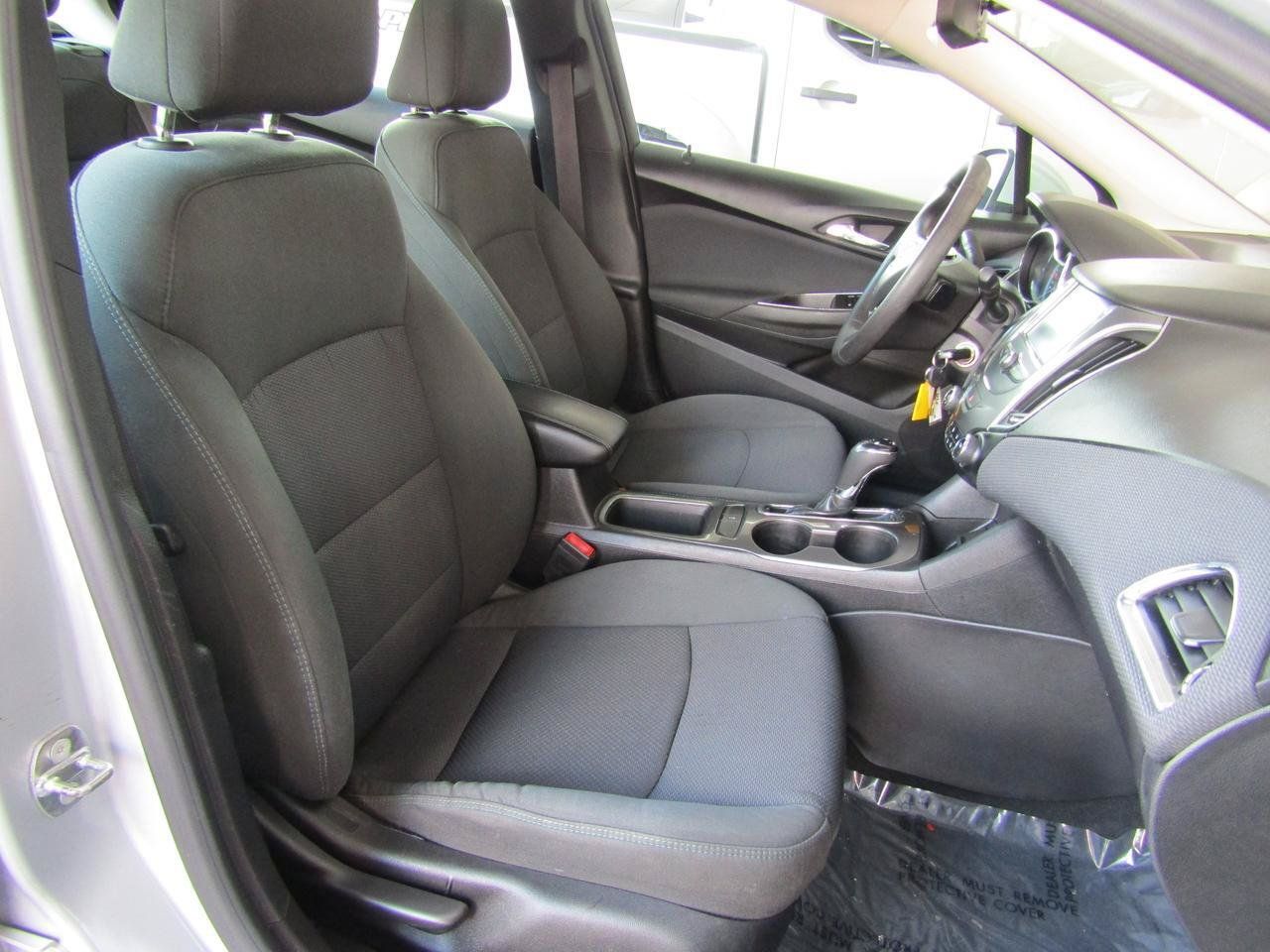 Used 2017 Chevrolet Cruze LT FWD image 11