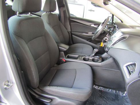Used 2017 Chevrolet Cruze LT FWD image 11
