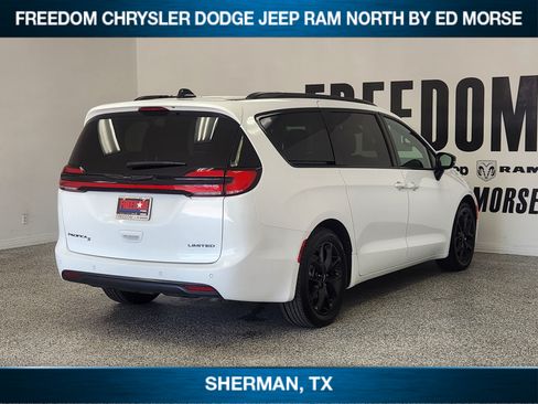 Used 2025 Chrysler Pacifica Limited FWD image 4