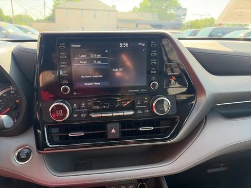 Used 2022 Toyota Highlander LE AWD/4WD image 12