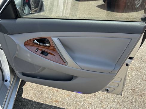 Used 2010 Toyota Camry LE FWD image 23
