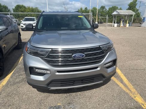 Used 2023 Ford Explorer XLT w/ Equipment Group 202A AWD/4WD image 5