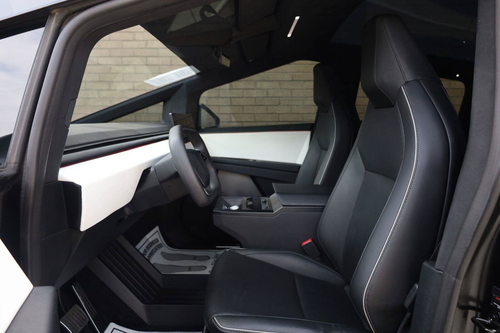 Used 2024 Tesla Cybertruck AWD Crew Cab image 18