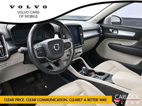Used 2019 Volvo XC40 T4 Momentum image 10
