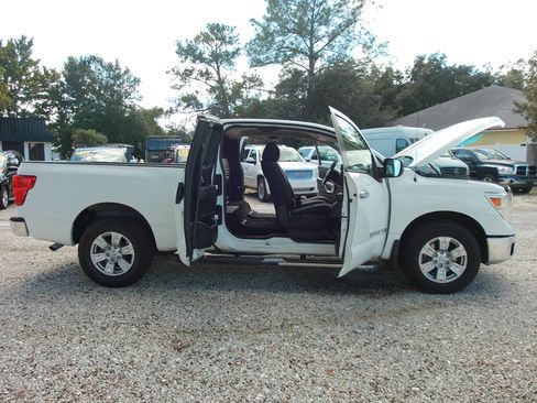 Used 2018 Nissan Titan SV AWD/4WD image 35