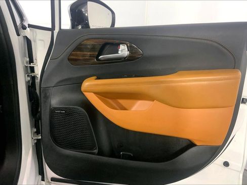 Used 2023 Chrysler Pacifica Pinnacle FWD image 26