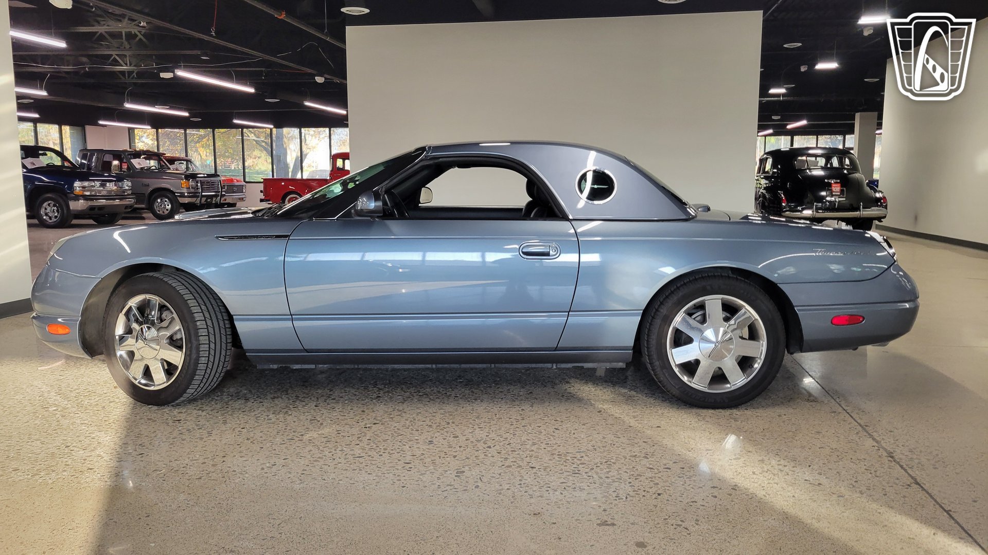 Used 2005 Ford Thunderbird RWD image 2