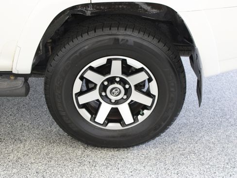 Used 2018 Toyota 4Runner TRD Off-Road Premium AWD/4WD image 10