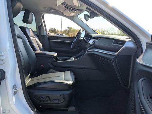 Used 2023 Jeep Grand Cherokee L Limited w/ Black Appearance Package image 27