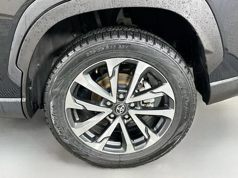Certified 2025 Toyota Corolla Cross XLE FWD image 30