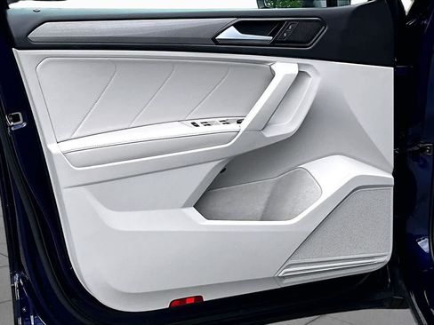 Used 2023 Volkswagen Tiguan SE w/ Panoramic Sunroof Package FWD image 21