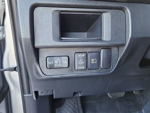 Used 2018 Toyota Tacoma TRD Sport image 15