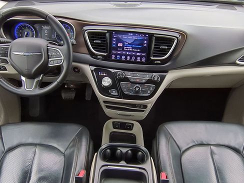 Used 2018 Chrysler Pacifica Touring-L image 15