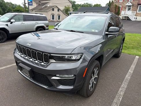 Used 2025 Jeep Grand Cherokee Limited AWD/4WD image 2