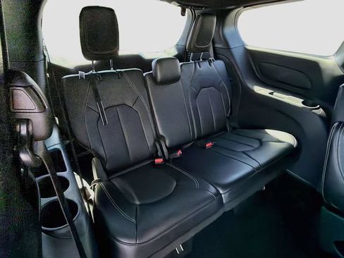 Used 2025 Chrysler Pacifica Select FWD image 28