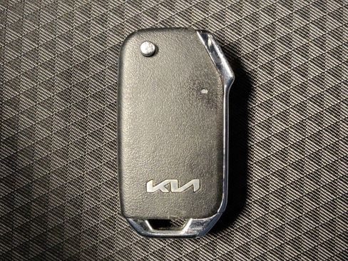 Used 2025 Kia Soul LX w/ LX Technology Package FWD image 32