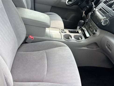 Used 2012 Toyota Highlander 4WD w/ Tow Pkg image 16