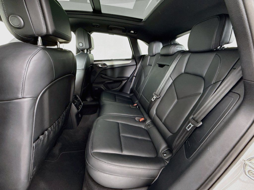 Certified 2025 Porsche Macan AWD/4WD image 24