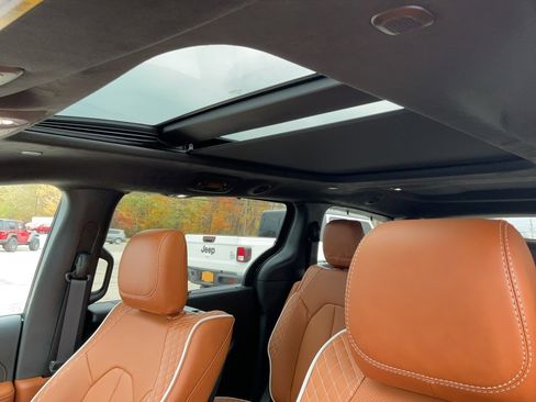 Used 2026 Chrysler Pacifica Pinnacle image 15