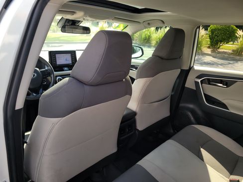 Used 2022 Toyota RAV4 XLE w/ Convenience Package FWD image 13