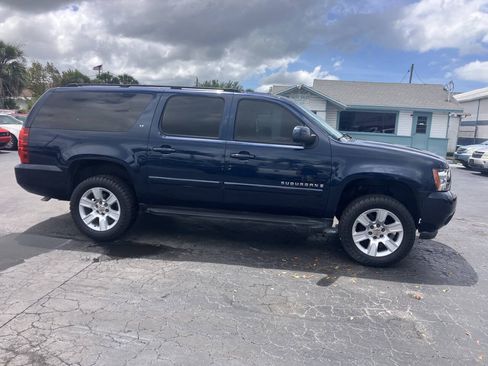 Used 2007 Chevrolet Suburban LT w/ LT Preferred Equipment Group RWD image 11