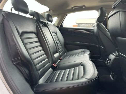 Used 2017 Ford Fusion SE w/ Fusion SE Technology Package image 12