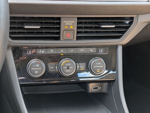Used 2019 Volkswagen Jetta SE FWD image 25